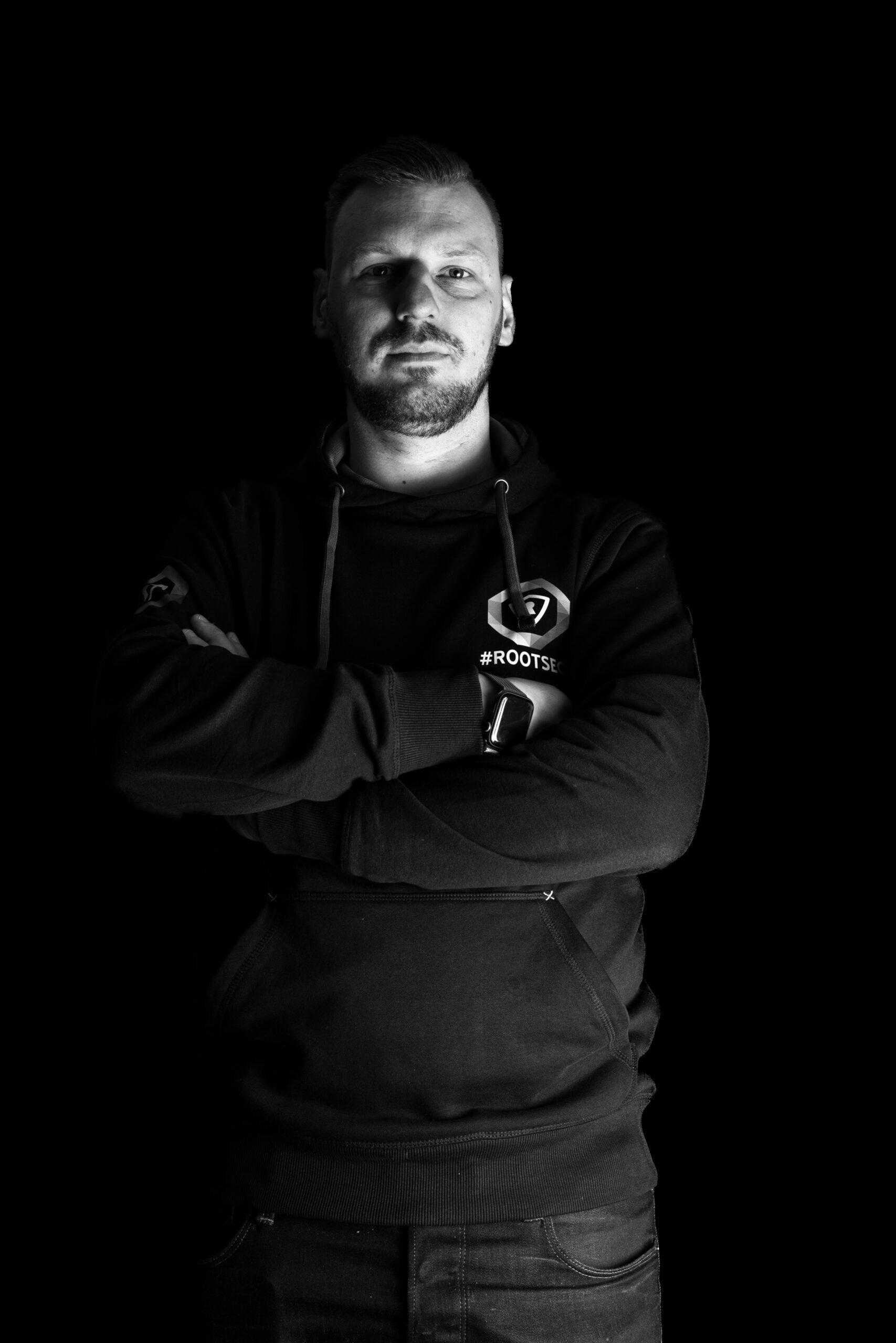 Emil Pilecki, cybersecurity expert, presenting at Rootsec